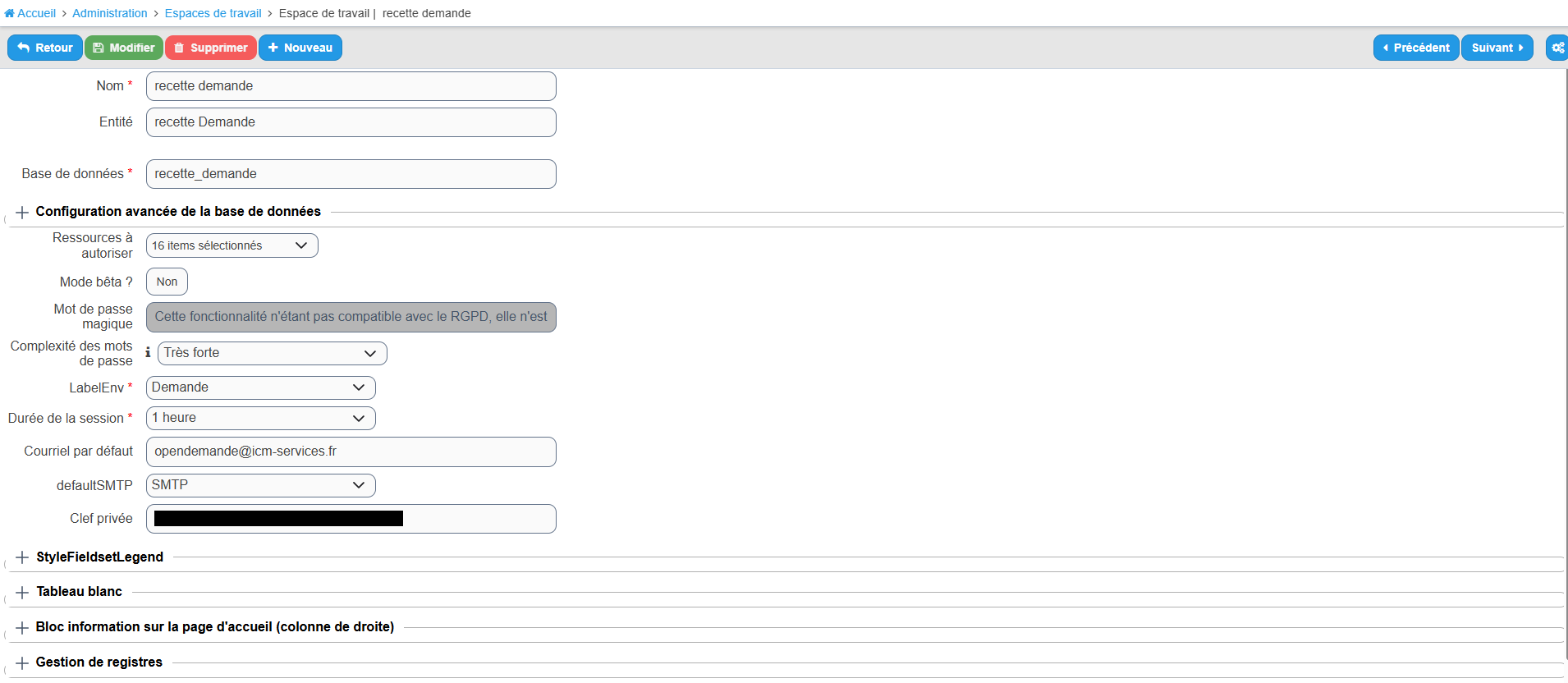 Fiche d'un espace de travail en vue ICM Services, avec la Clef privée masquée et toutes les sections repliables fermées