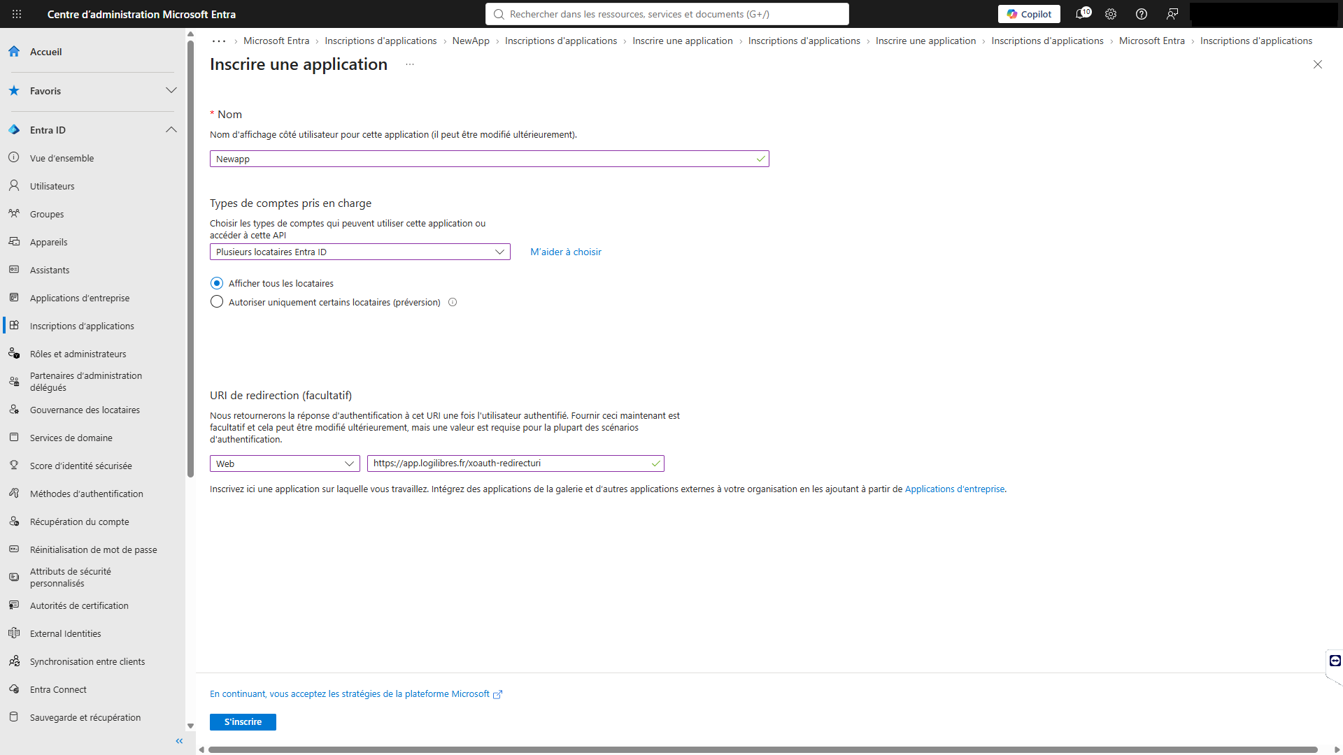 Formulaire Inscrire une application rempli avec le nom, le type de compte Multilocataire et l'URI de redirection principale